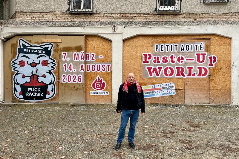 Die Paste-Ups des Berliner Streetart-Künstlers 'Petit Agité' an der Außenfassade der St.Leonhardskapelle künden bereits von der kommenden KunstLichtNacht 2026.